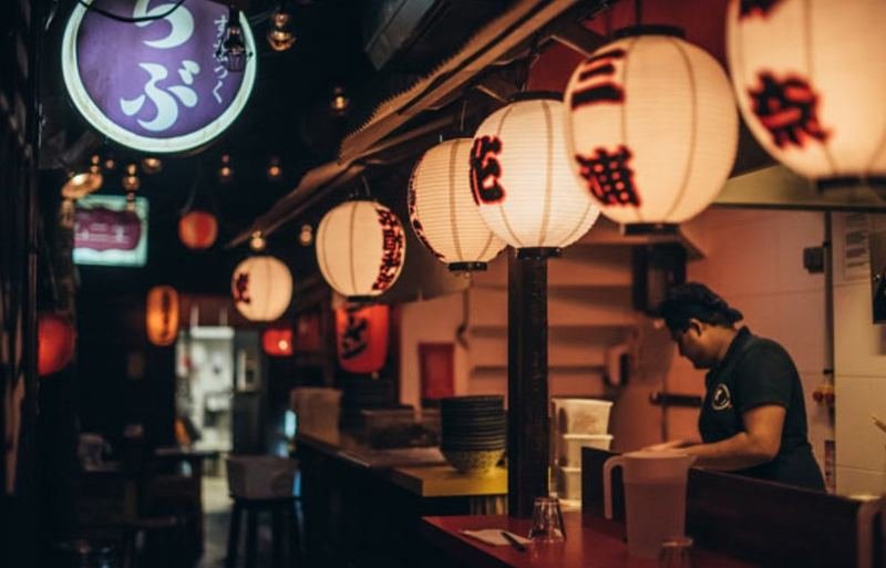 L’ambiance yokochō de Kodawari Ramen rue Mazarine